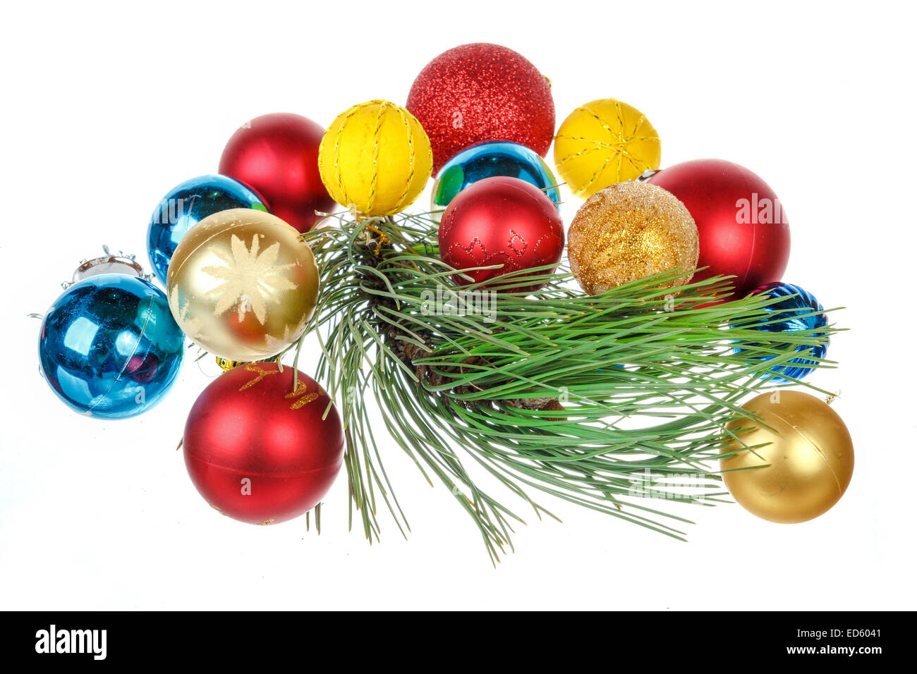 Decorazione di natale con il verde di pino o abete e molti doni per albero di Natale. Decorazioni vacanze isolati su sfondo bianco Foto Stock