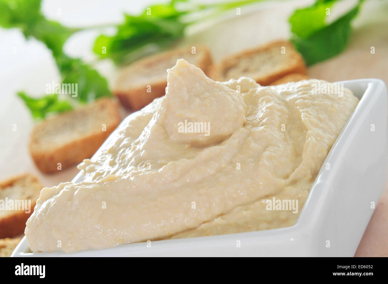 Primo piano di una ciotola con appetitose hummus Foto Stock