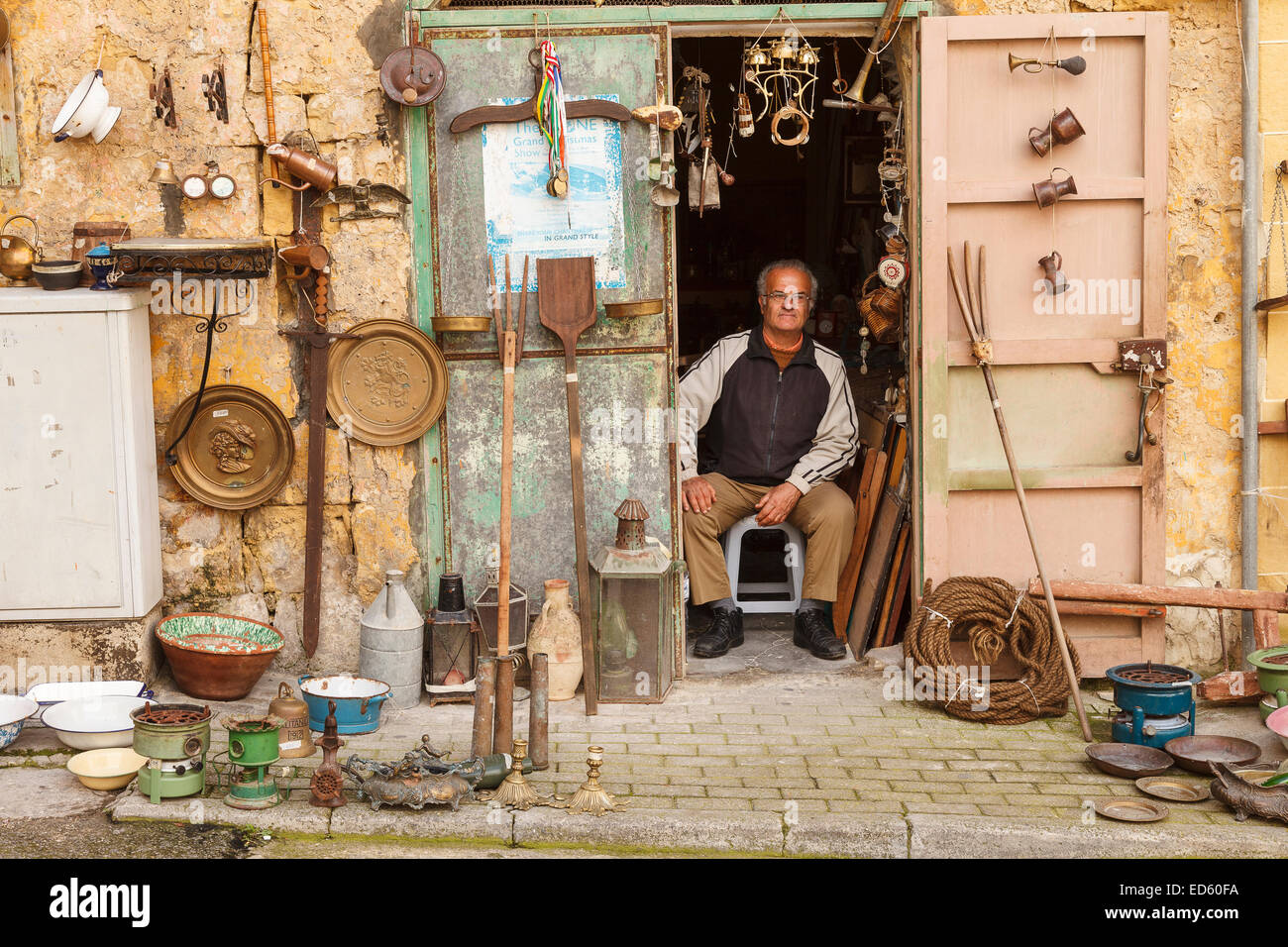 L uomo e il negozio. Il villaggio di Victoria. Isola di Gozo. Malta. Europa Foto Stock