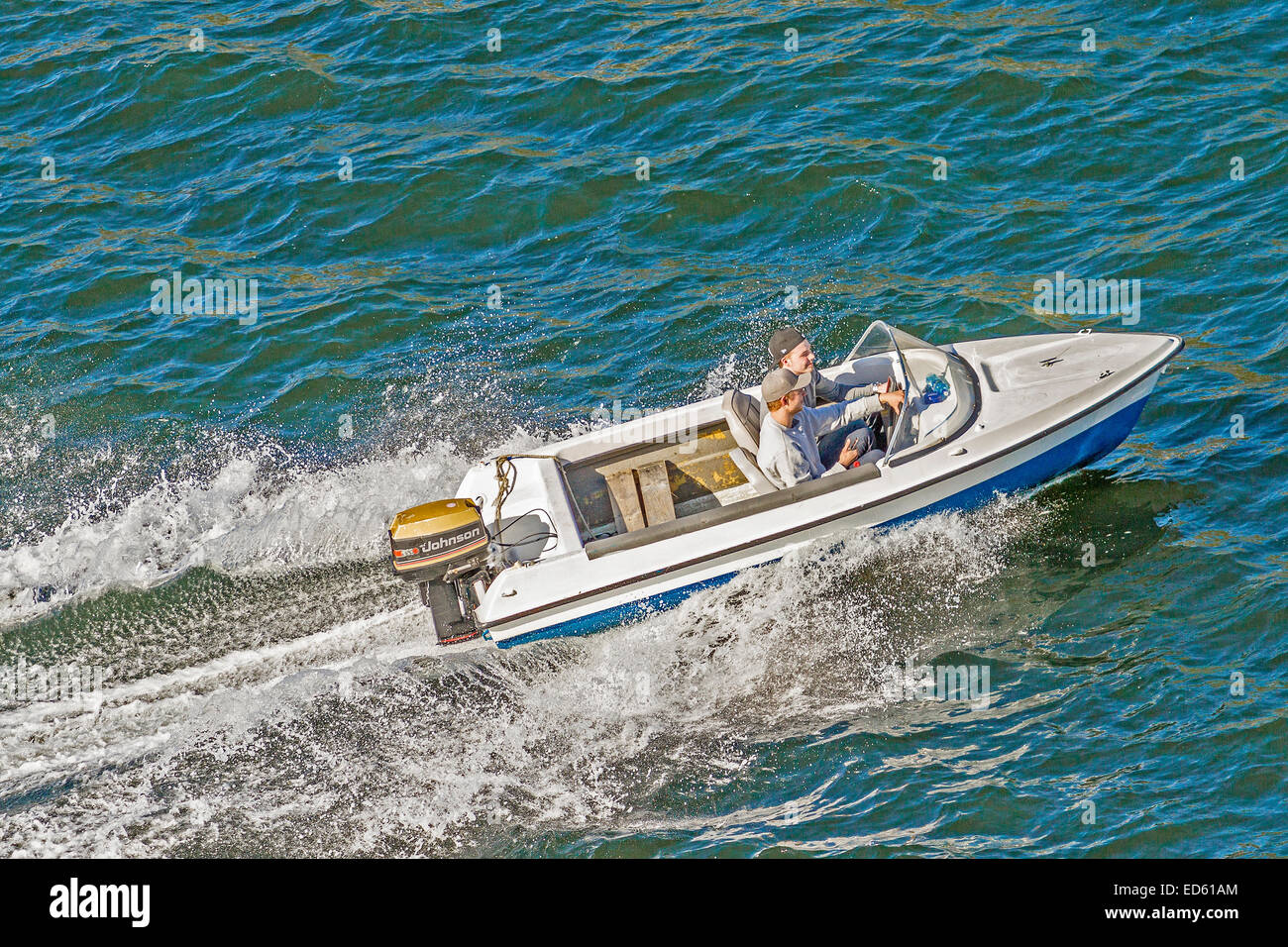 Speedboat spingendo attraverso l'acqua Kristiansand, Norvegia Foto Stock