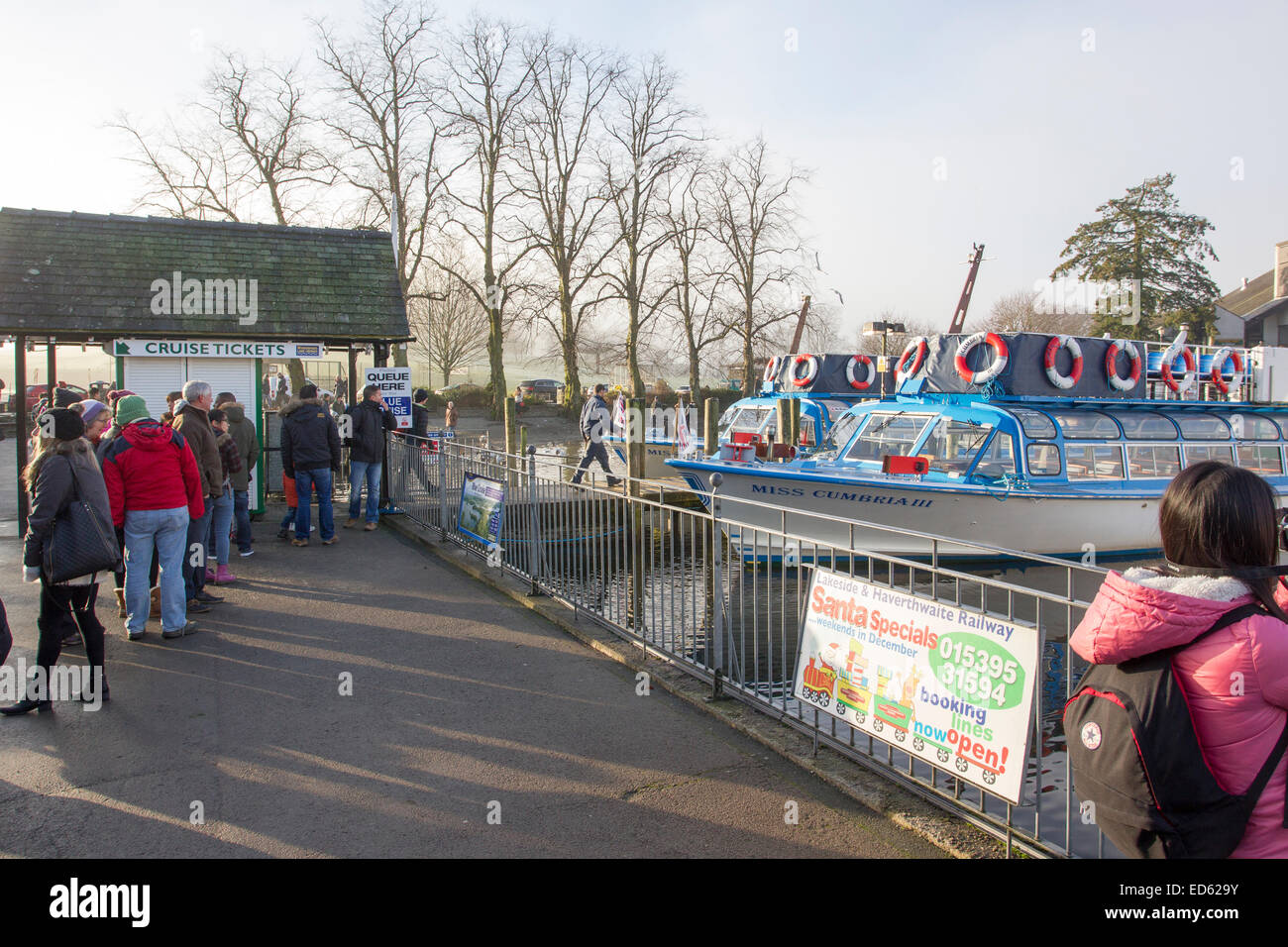 Lago di Windermere, Cumbria, Regno Unito. Il 29 dicembre, 2014. La nebbia impedisce il lago Windermere crociere da prendere per passeggero round viaggi isole .come di 12.30. Ancora in attesa per vedere se si libera come hanno fatto le prenotazioni per il 1000 turisti cinesi , ma la sicurezza primo credito: Gordon Shoosmith/Alamy Live News Foto Stock