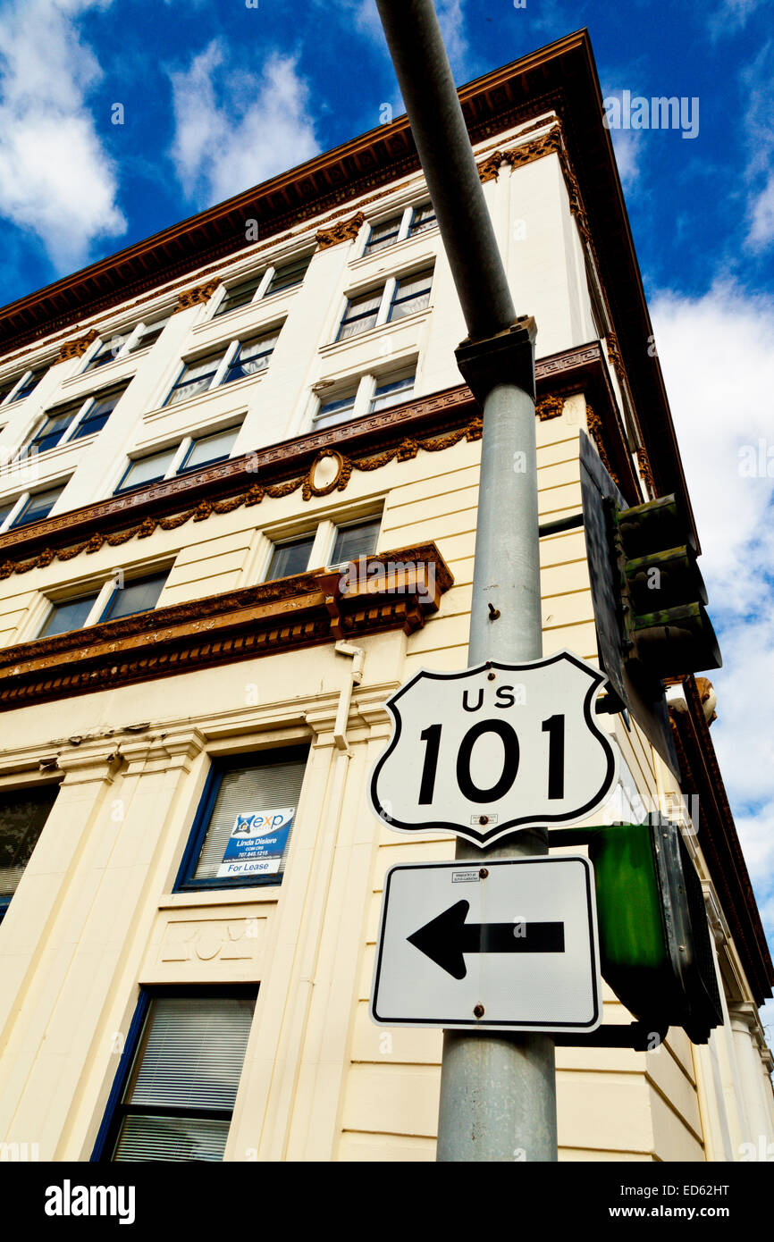 Edificio ad angolo nella città di Eureka Humboldt County California USA Foto Stock