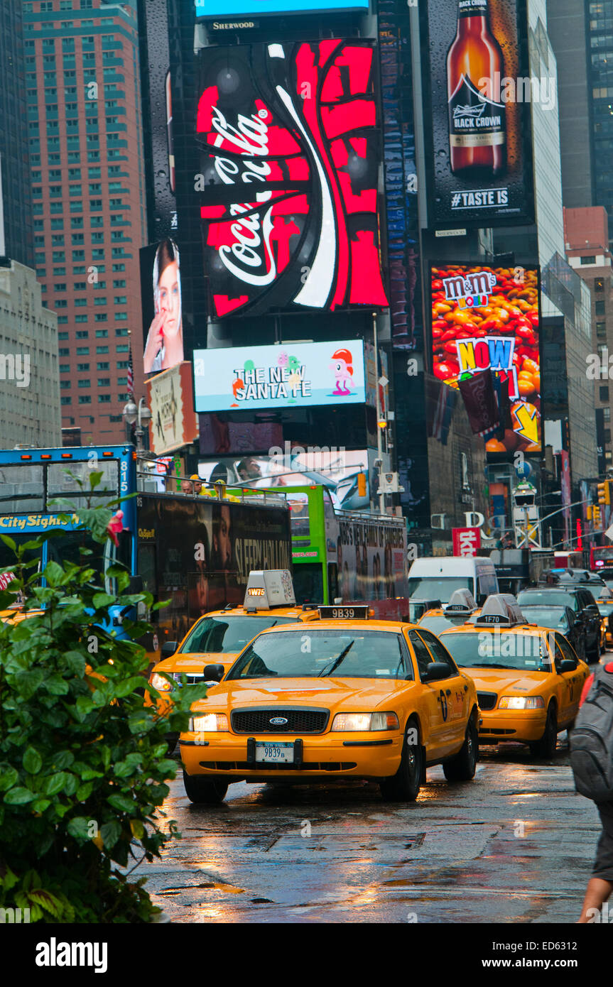 Yellow Cabs Times Square Manhattan New York STATI UNITI D'AMERICA Foto Stock