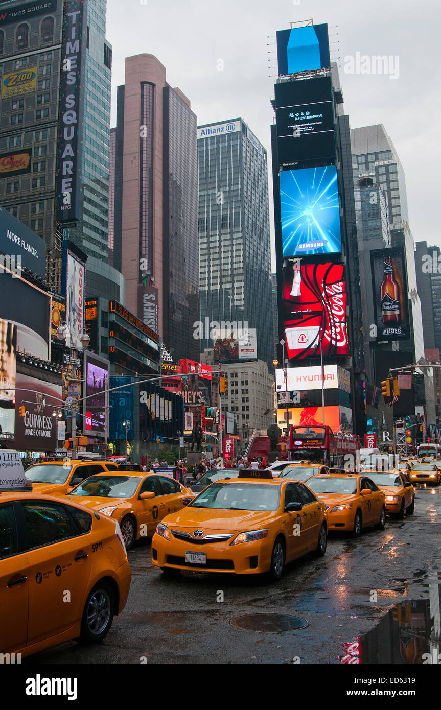 Yellow Cabs Times Square Manhattan New York STATI UNITI D'AMERICA Foto Stock