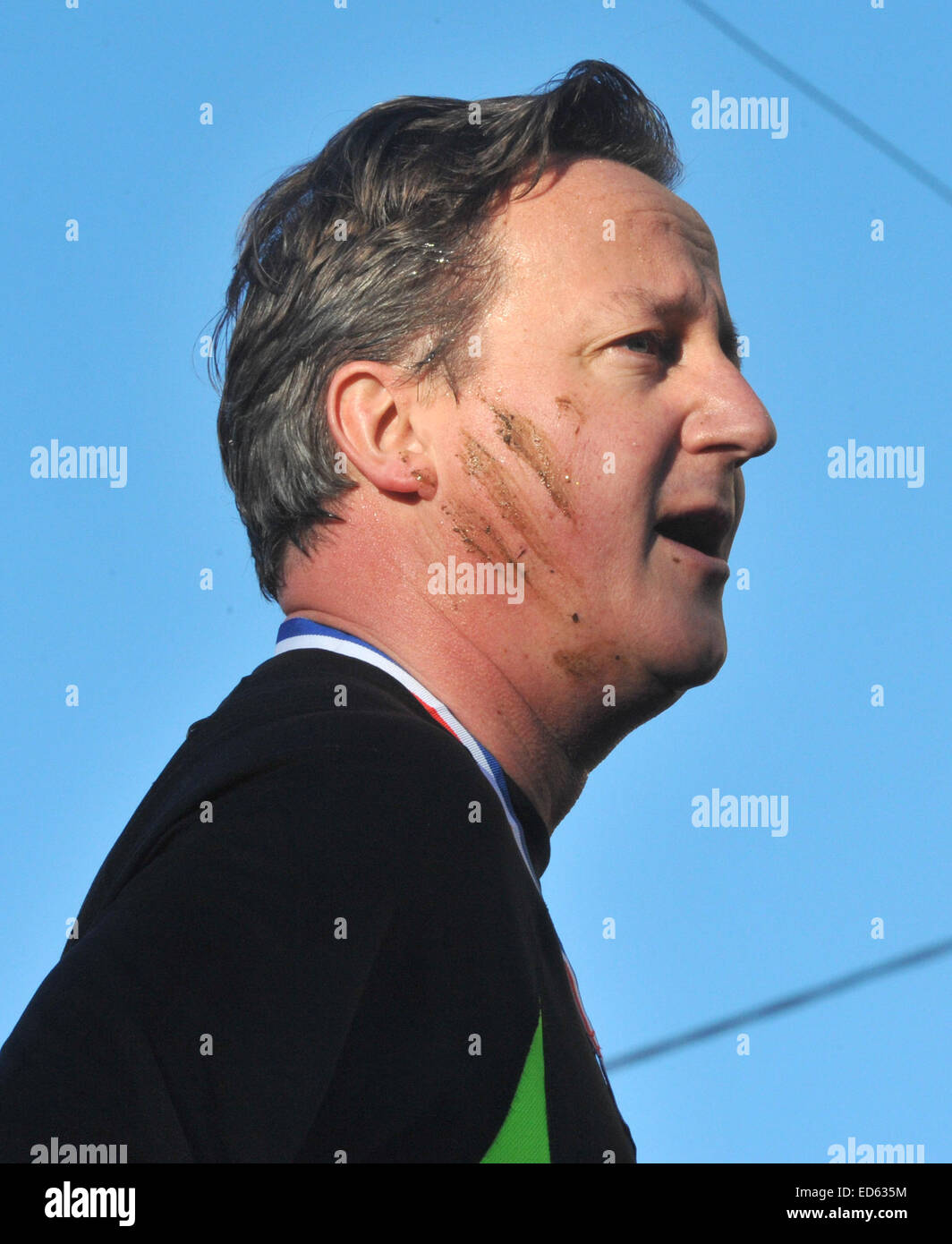 Chadlington, Oxfordshire, Regno Unito. Il 29 dicembre, 2014. Primo Mininster David Cameron dopo la concorrenza nel grande Brook Run che inizia e termina all'tite Inn, Chadlington, Oxfordshire, Regno Unito. Credito: Denis Kennedy/Alamy Live News Foto Stock