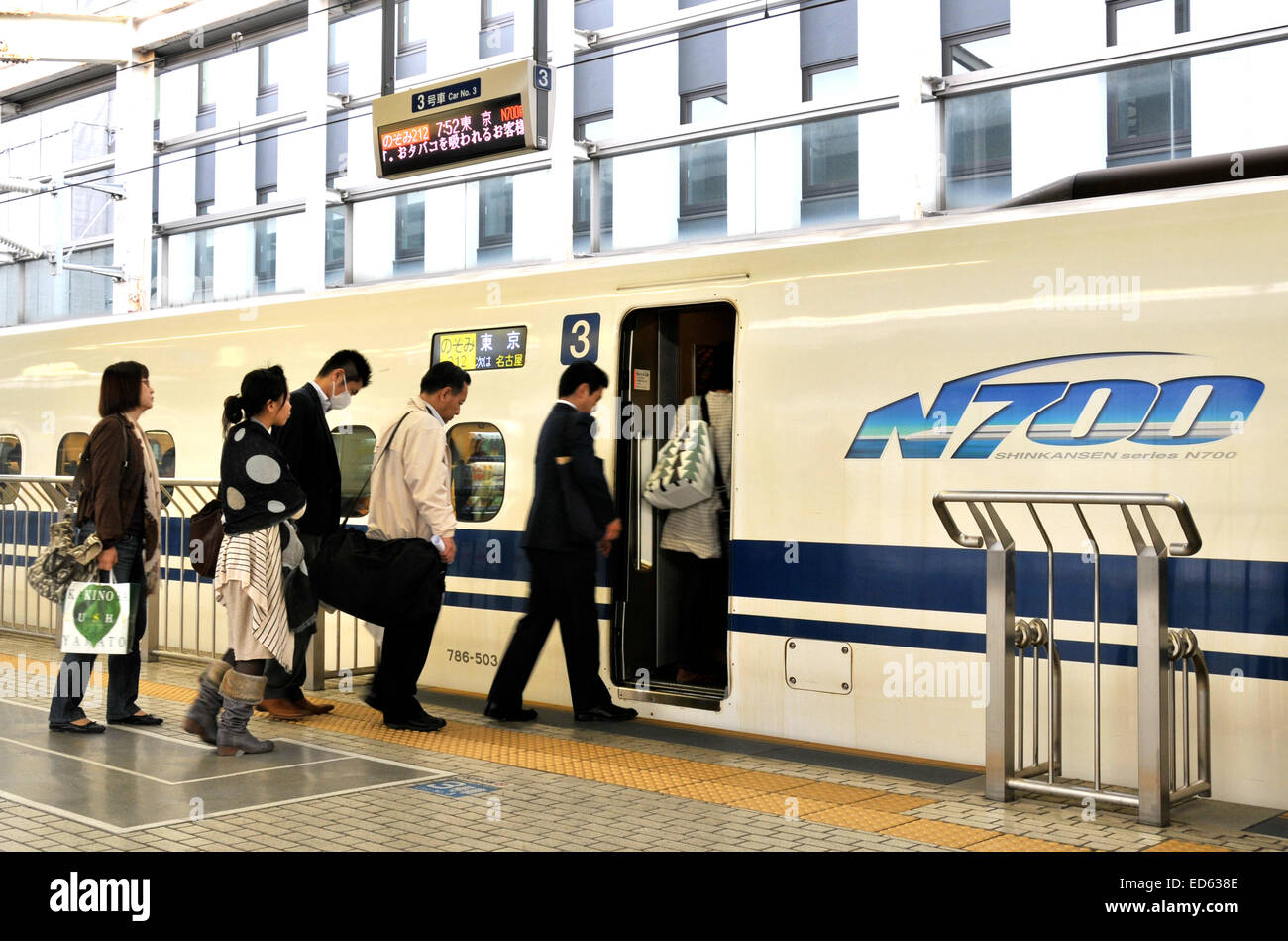 I viaggiatori imbarco in Shinkansen Serie 700 treno Tokyo Giappone Foto Stock