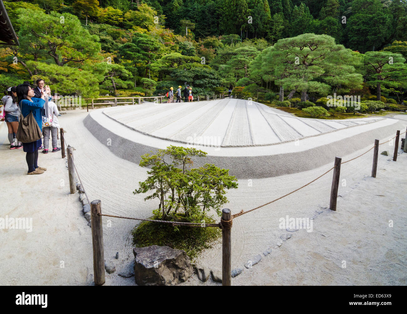 Il giardino di sabbia di Ginkaku-ji, conosciuto anche come Tempio del Padiglione di Argento, Kyoto, Kansai, Giappone Foto Stock