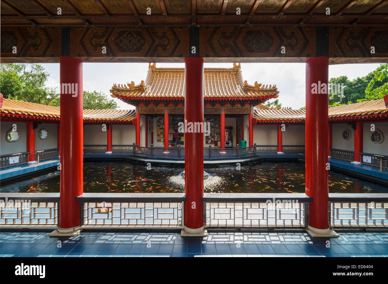 Pesci Paradise nell'arco principale edificio del Giardino Cinese, Singapore Foto Stock