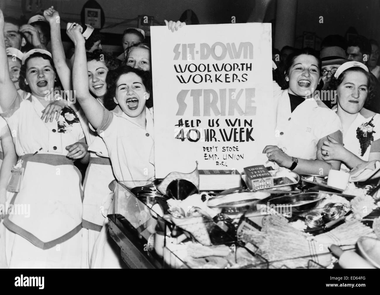 I lavoratori di sesso femminile di Woolworth's tenendo premuto segno che indica che essi sono sorprendenti per una 40 Ore di lavoro alla settimana, c1937, stampa fotografica Foto Stock