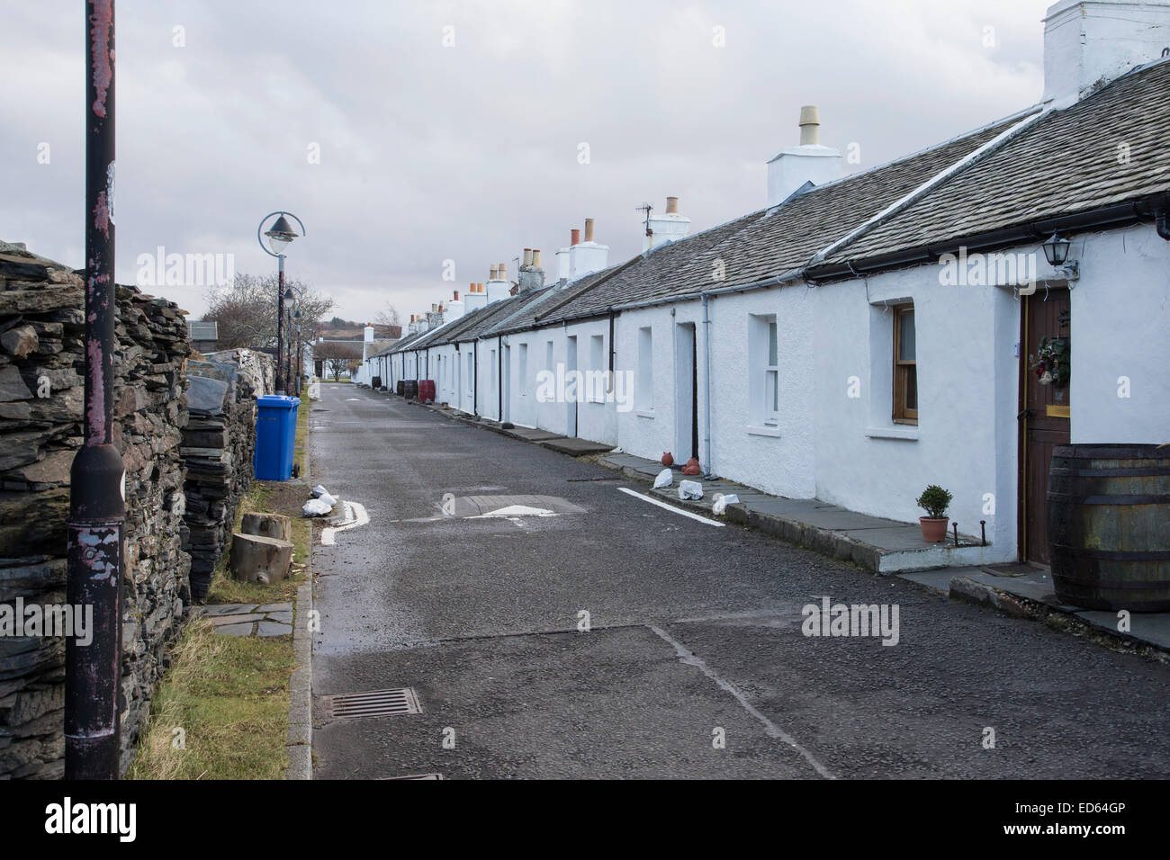 Ex cava di ardesia lavoratori cottages in Ellenabeich vicino a Oban in Scozia . Neat ordinato e compatto imbiancato Foto Stock