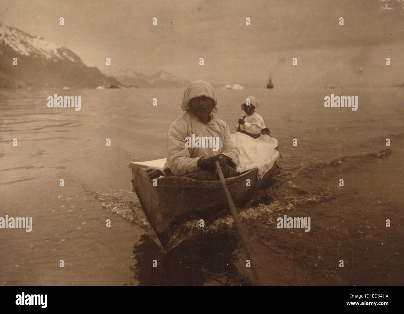 Cacciatori di tenuta in canoa presso il Glacier Bay, c1899, stampa fotografica. Foto Stock