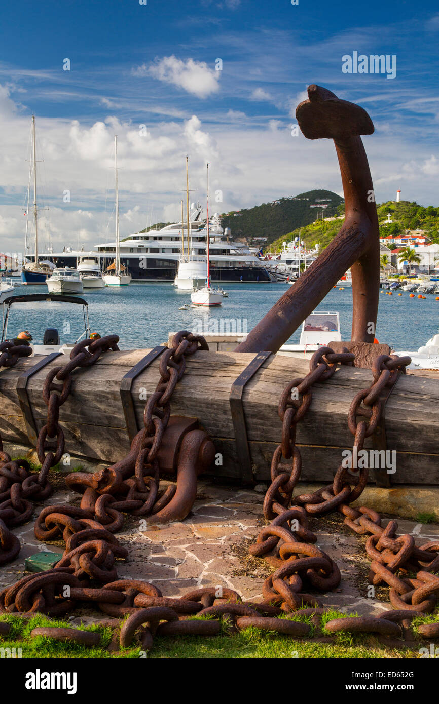 Recuperate il vecchio elemento di ancoraggio sul display della marina, Gustavia, St Barth, French West Indies Foto Stock
