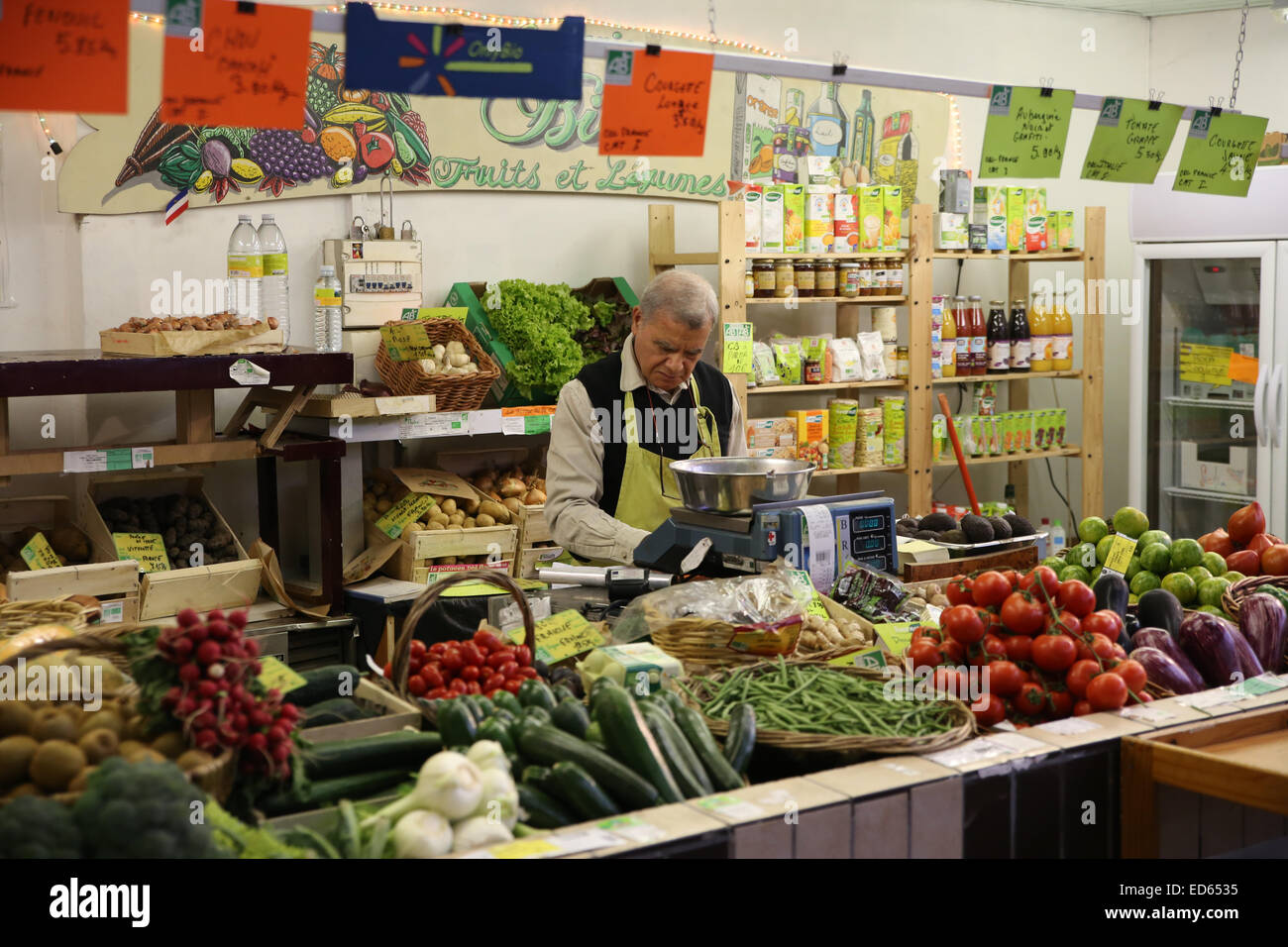 Parigi cibo vegetale fornitore del mercato lavoratore Foto Stock