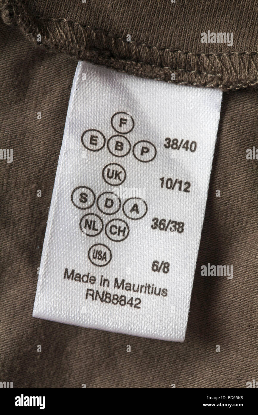 Fatto a Maurizio etichetta nel capo di abbigliamento che mostra le dimensioni in diversi paesi - venduti nel Regno Unito Regno Unito, Gran Bretagna Foto Stock