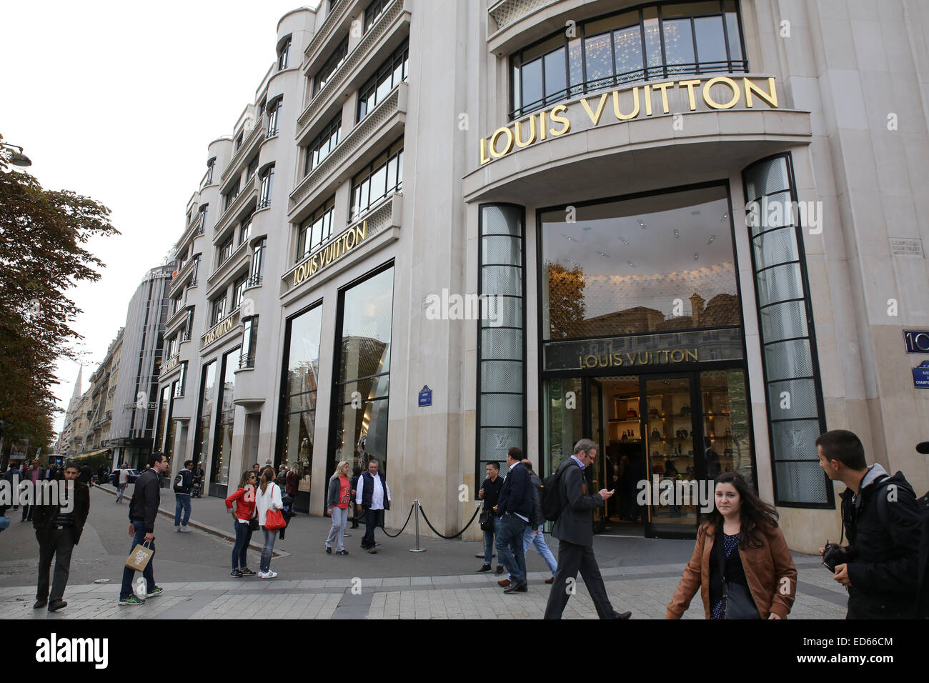 Immagini Stock - Parigi - 26 Dicembre: Louis Vuitton Negozio Sugli