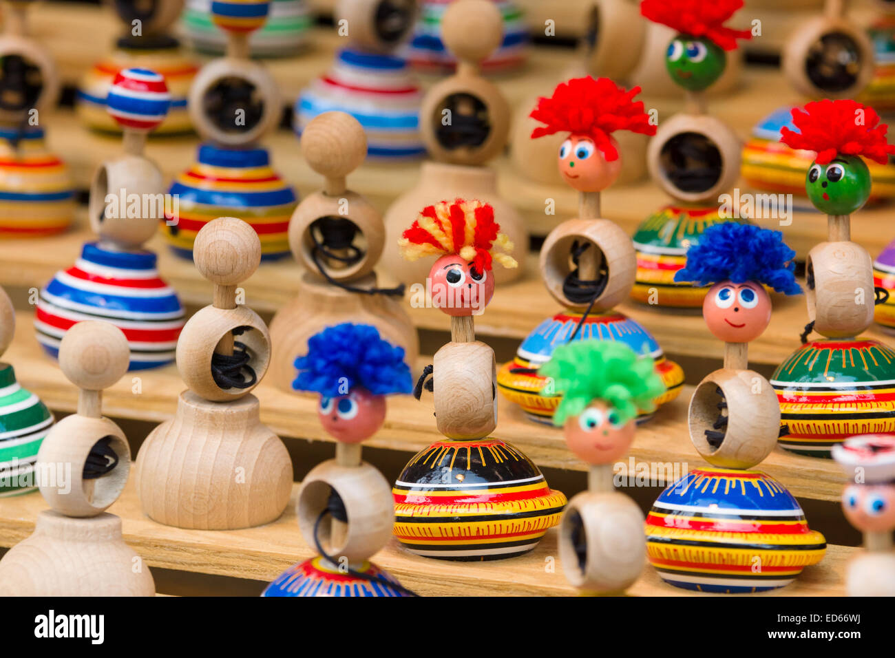 Praga souvenir, bambole in legno. Praga è la capitale e la città più grande della Repubblica ceca. Foto Stock