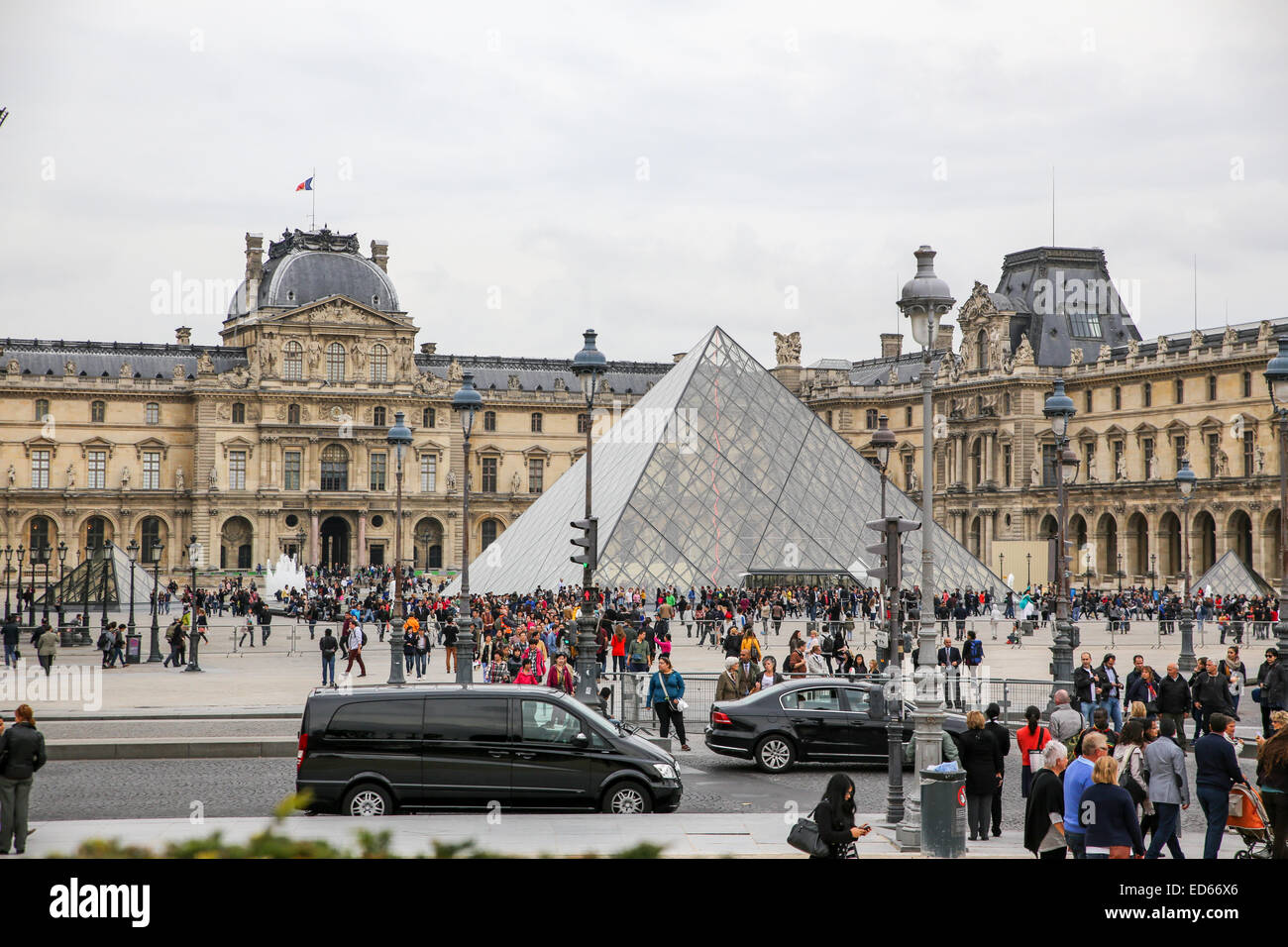 Parigi Museo del Louvre affollata di turisti occupato congestionato Foto Stock