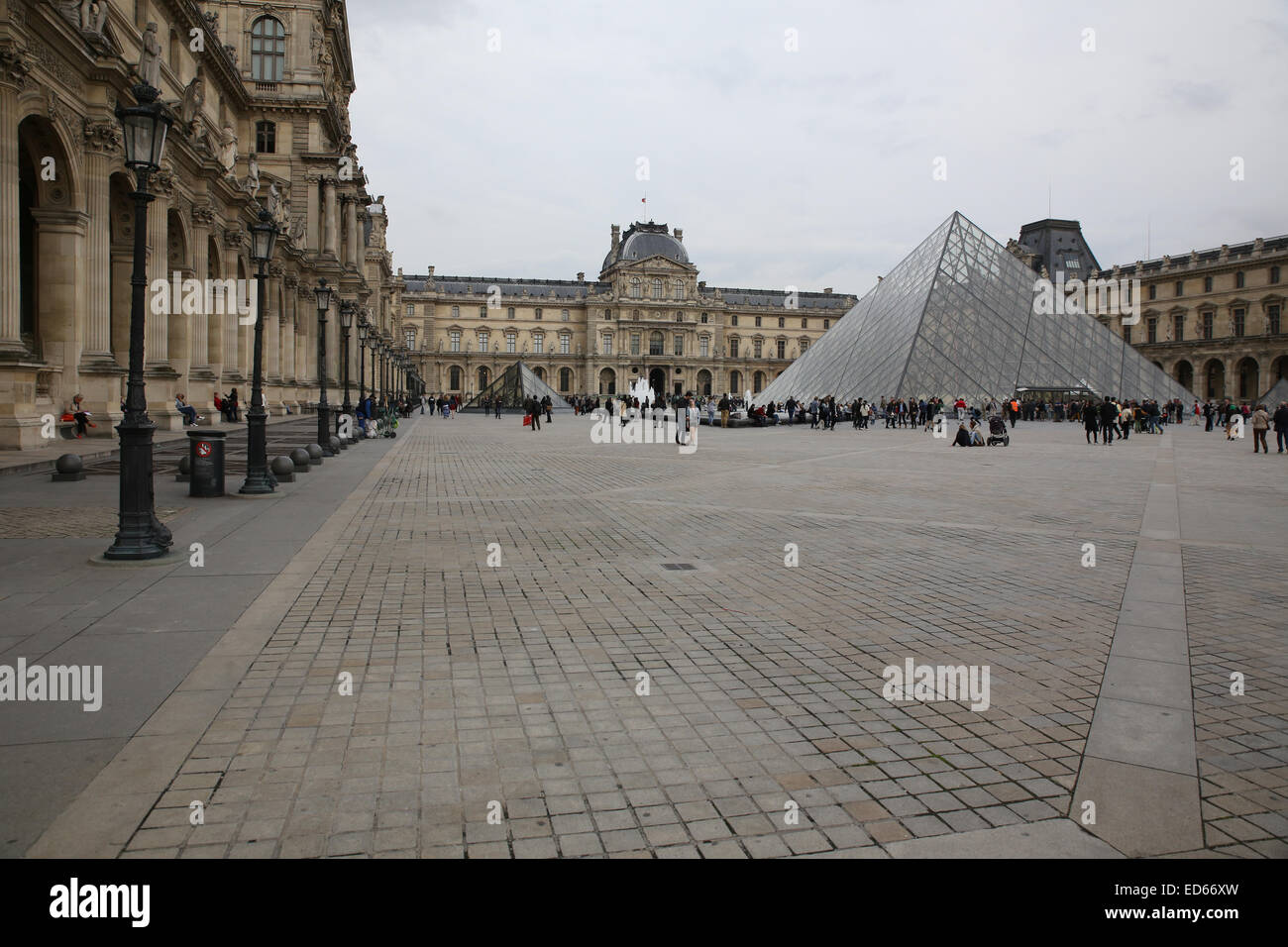 Palazzo del Louvre esterno giorno Foto Stock