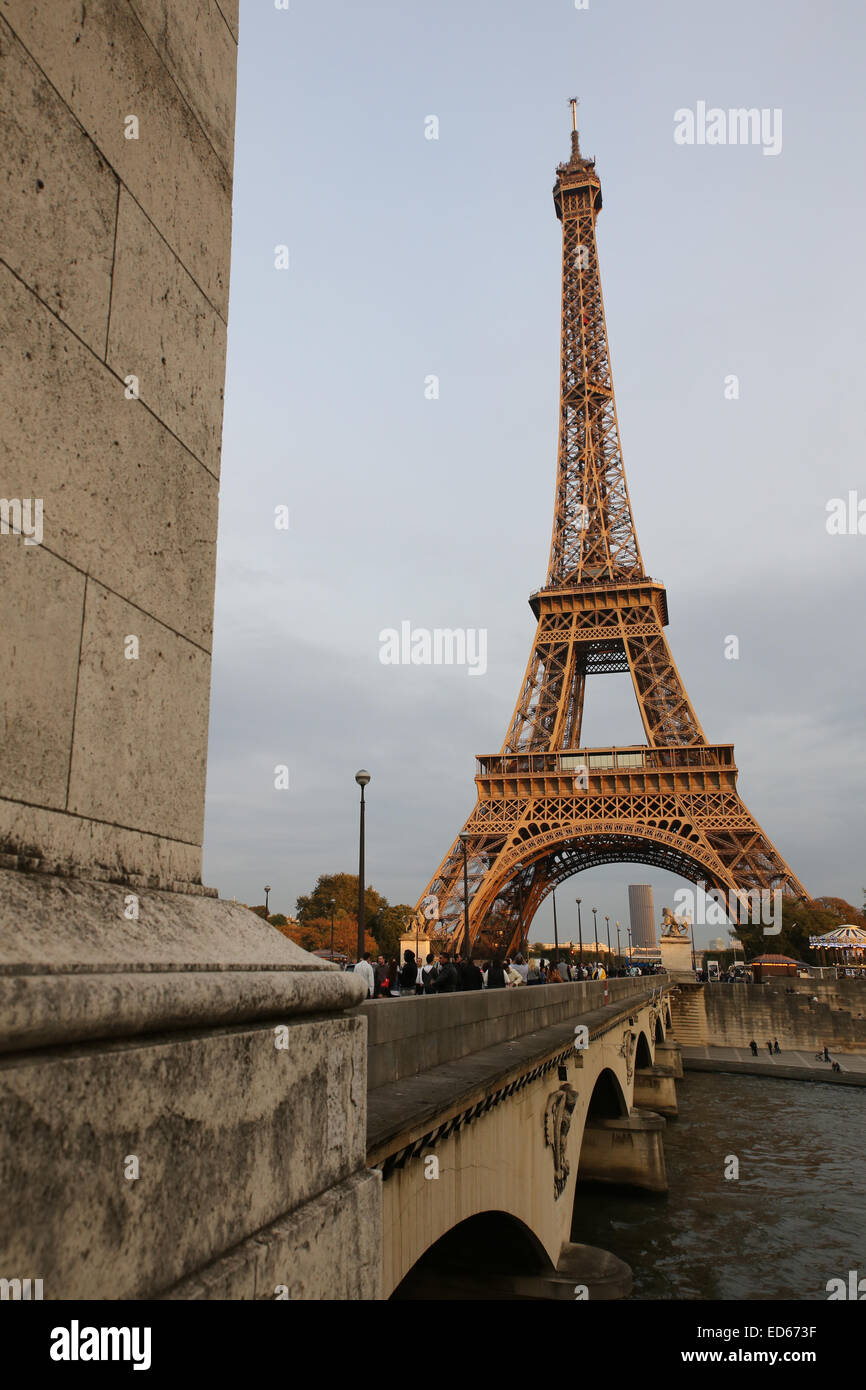 Serata Paris Seine river bridge Foto Stock