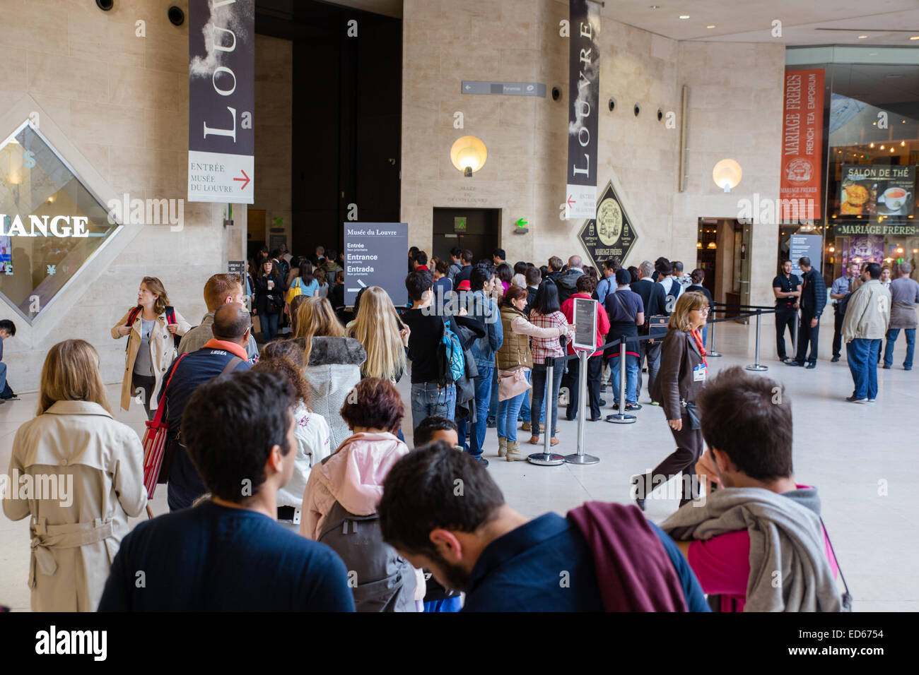 Tour lineup Louvre museo sotterraneo di ingresso Foto Stock