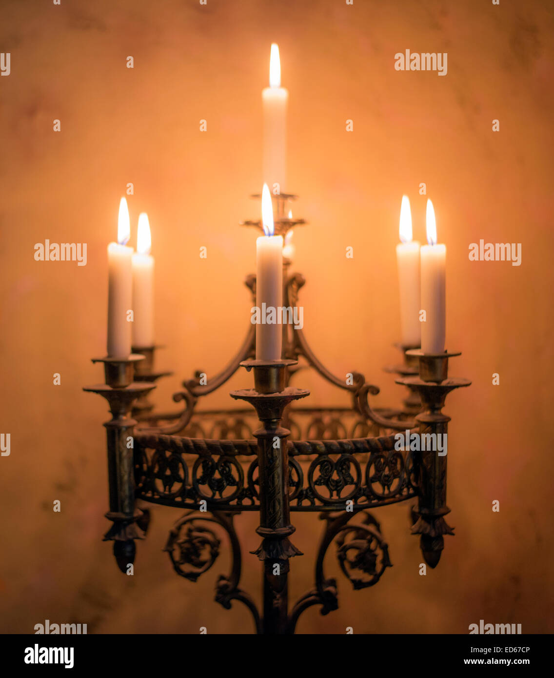 Antica chiesa cattolica romana lampadario con 7 candele accese Foto stock -  Alamy