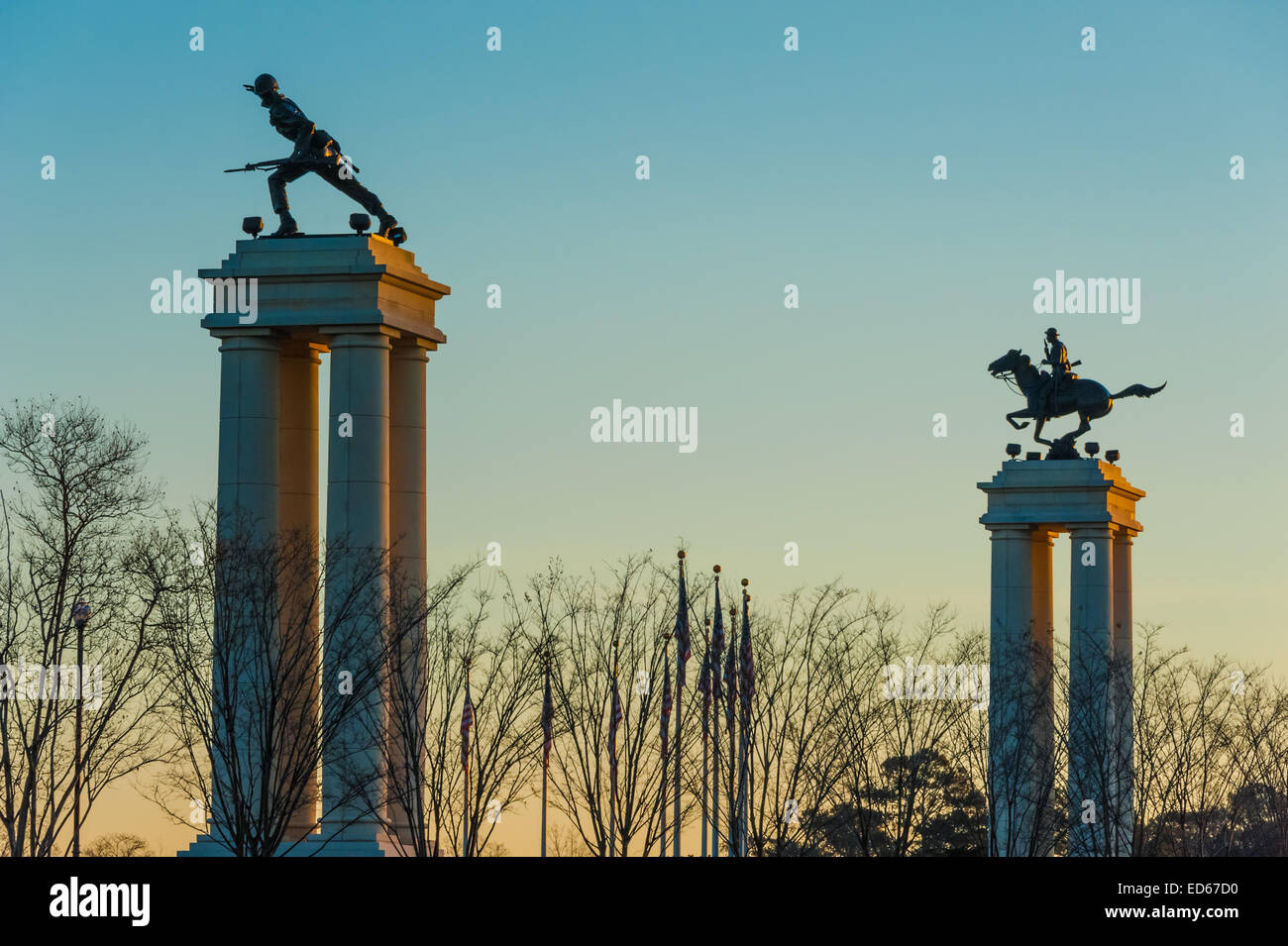 Imponenti monumenti in corrispondenza del gateway in entrata al Fort Benning Army base stand tall nelle prime luci dell'alba. Foto Stock