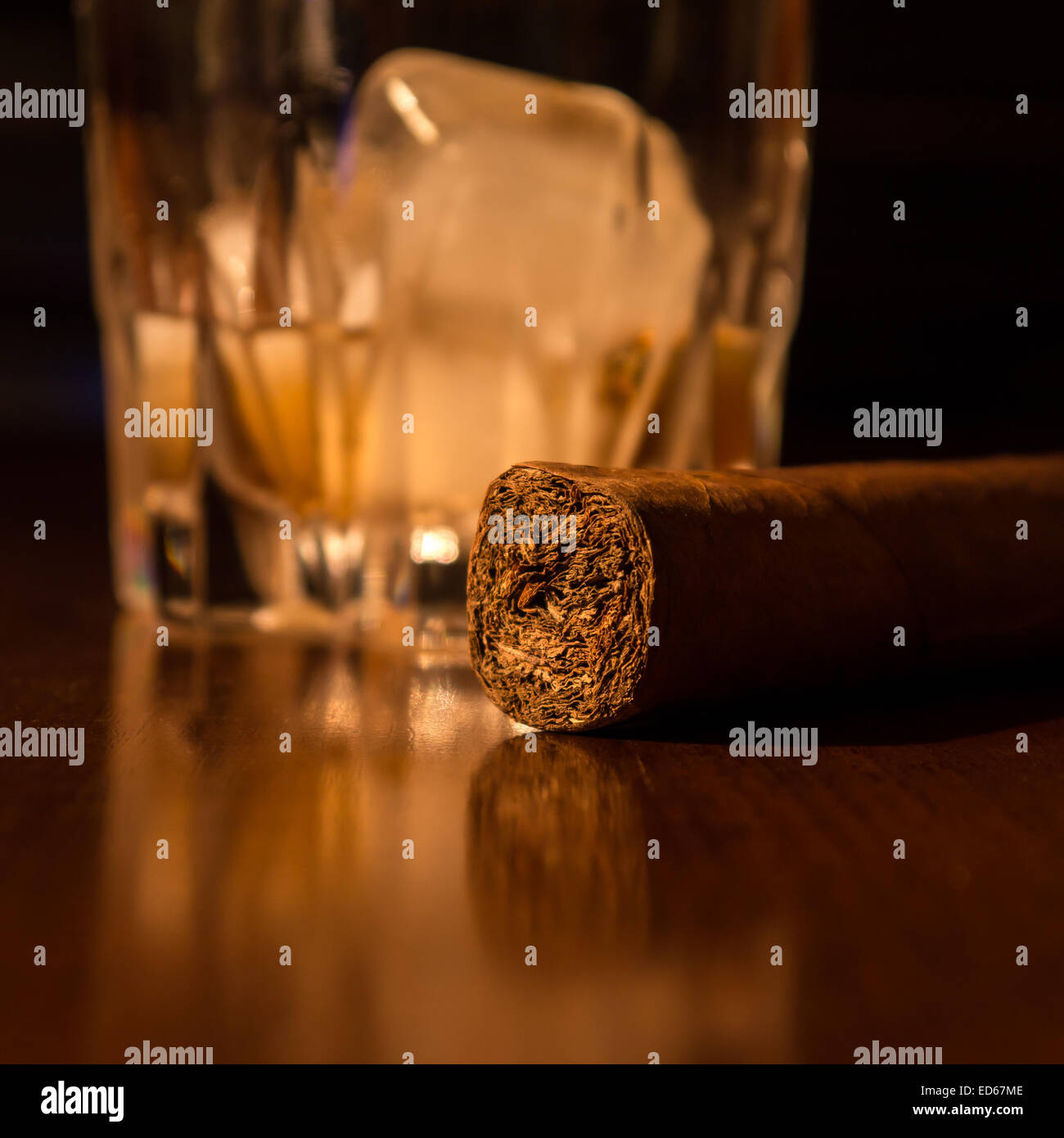 Il whiskey e sigari sulla tavola di legno Foto Stock