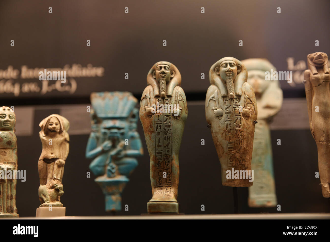 Arte Egizia raccolta di lavoro all'interno del museo del Louvre Foto Stock