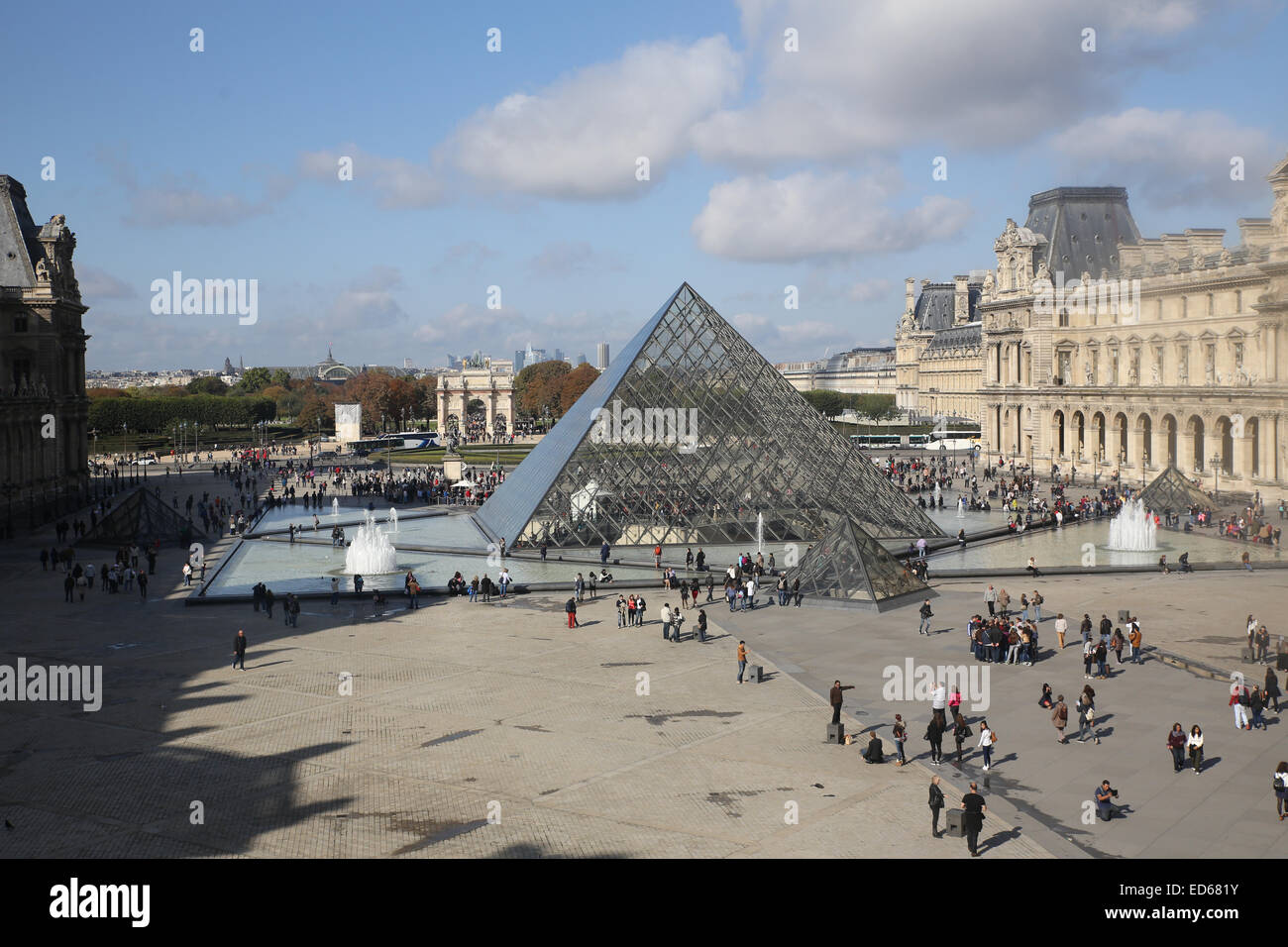 La Piramide del Louvre architettura di vetro giornata soleggiata esterno Foto Stock