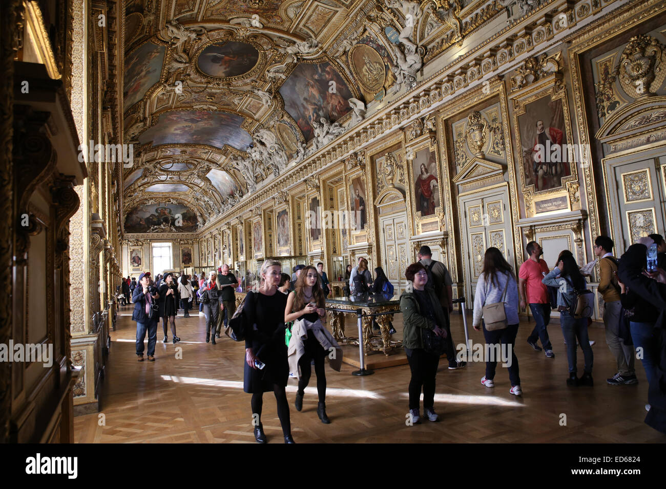 La folla di persone all'interno di Galerie d'Apollon Foto Stock