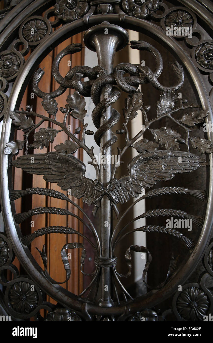 Ali di serpente decorazioni in metallo all'interno del museo del Louvre Foto Stock