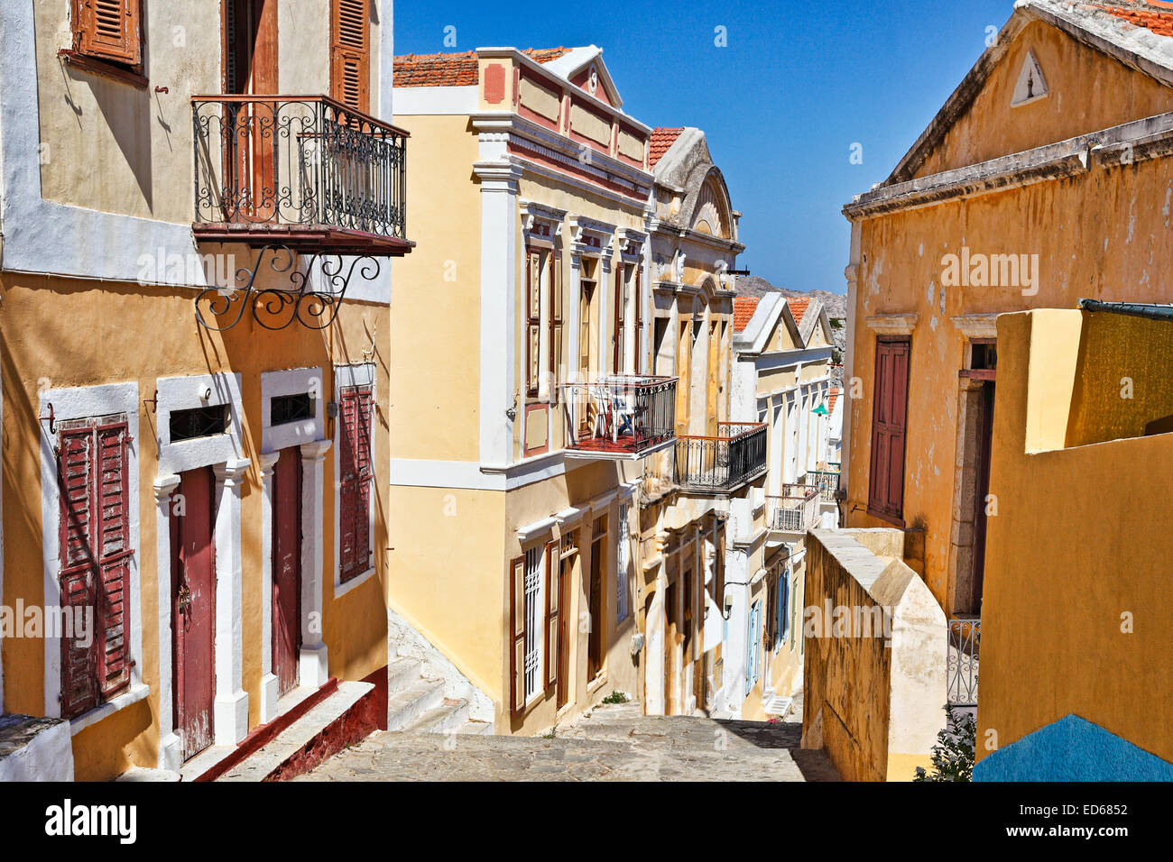Un vicolo con le case colorate di città alta (Chorio) di Symi Island, Grecia Foto Stock