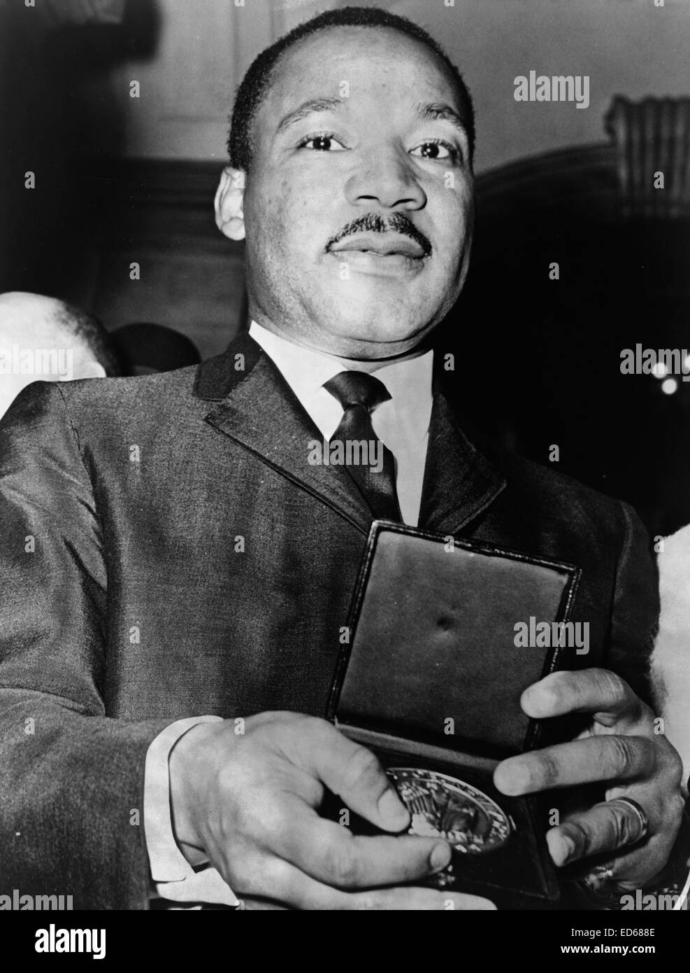 Il dott. Martin Luther King che mostra il suo medaglione ricevuto dal sindaco Wagner, 1964 Foto Stock