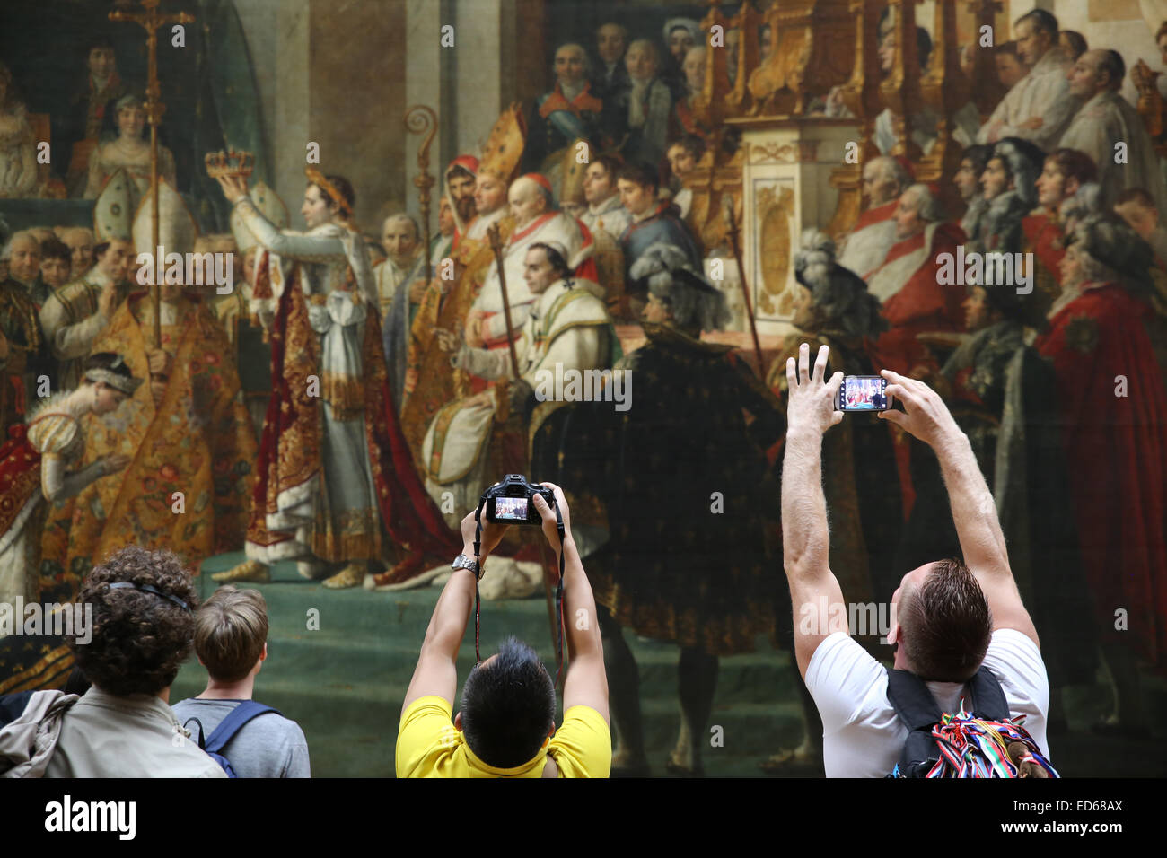I turisti gente di scattare la foto all'interno del museo del Louvre Foto Stock