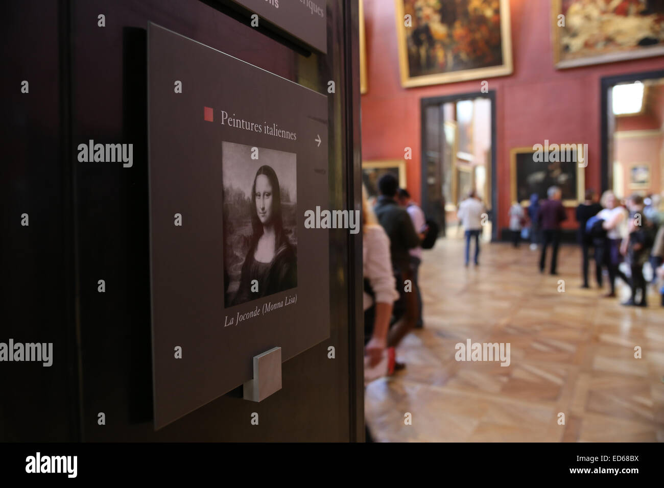 Direzione di Mona Lisa pittura all'interno del museo del Louvre Foto Stock