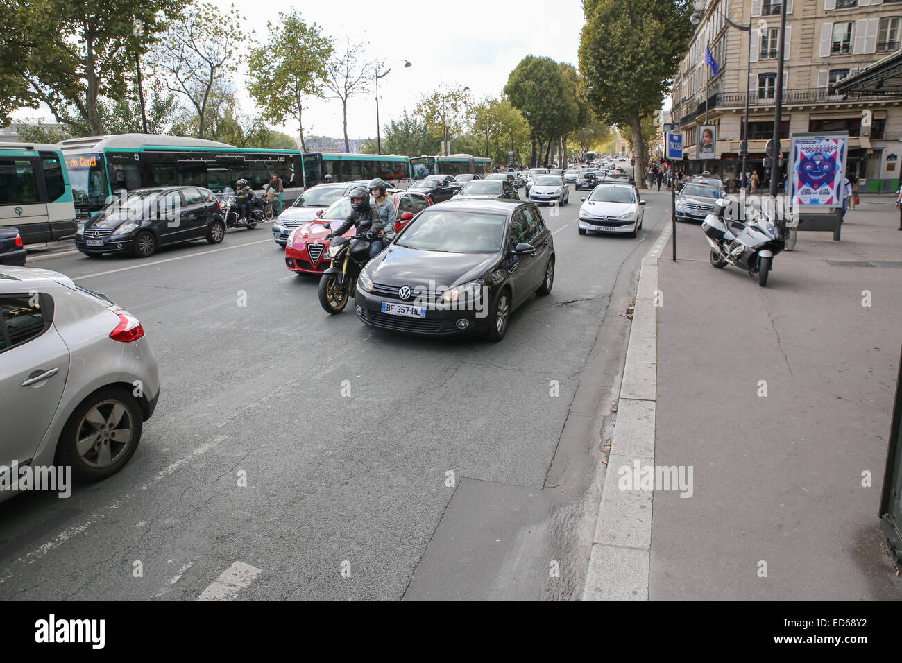 Automobili della strada di Parigi Foto Stock