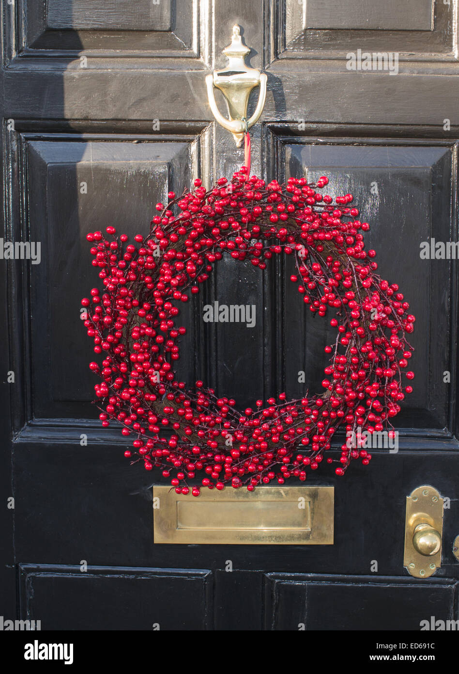 Ghirlanda di Natale di frutti di bosco su una porta di casa Durham City North East England, Regno Unito Foto Stock