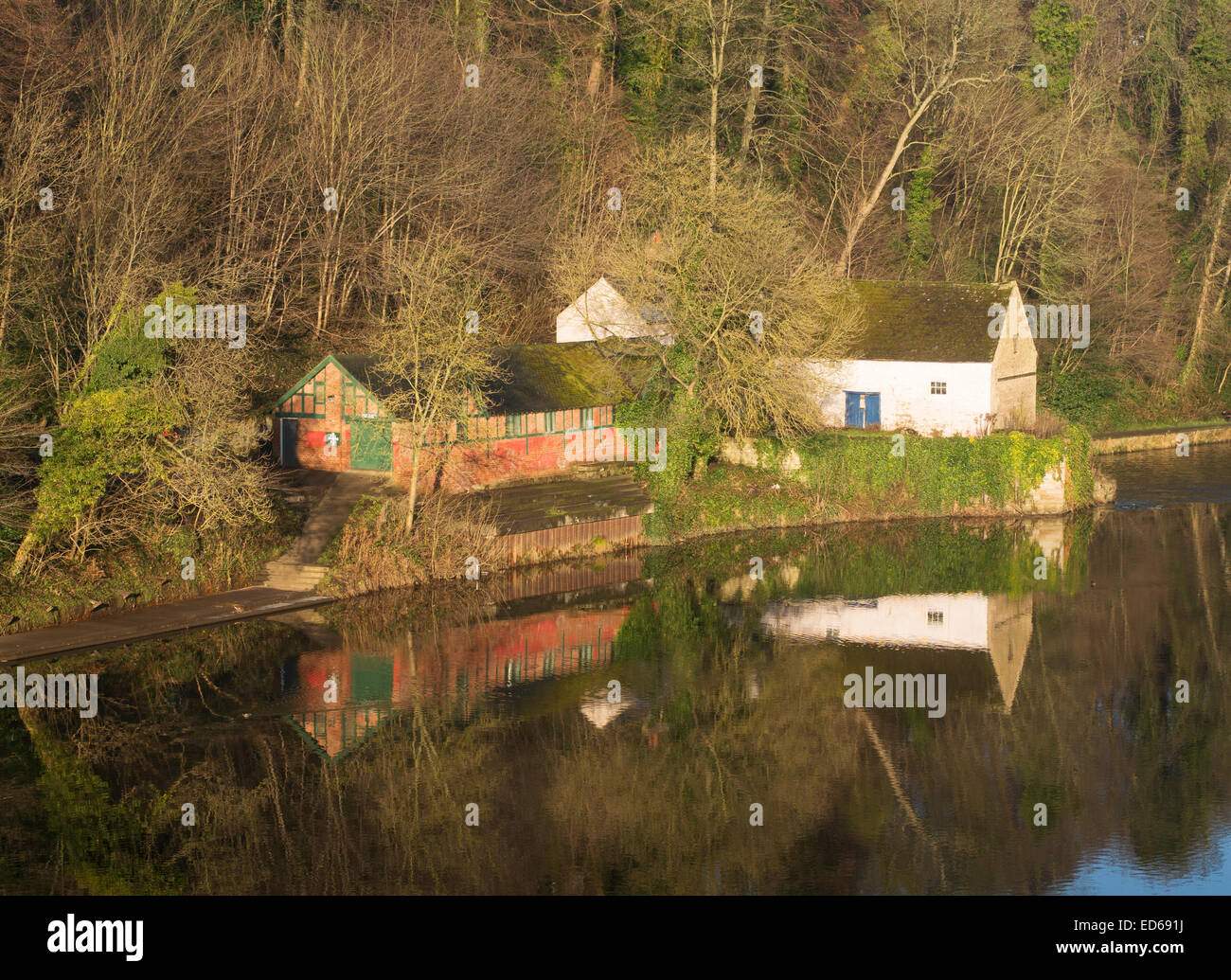 Durham School boat house e il vecchio mulino si riflette nel fiume usura, Durham City North East England, Regno Unito Foto Stock