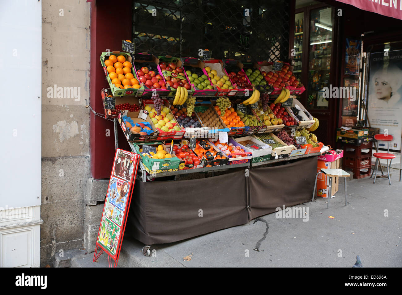 Piccolo locale fruttivendolo mercato della frutta Parigi Foto Stock