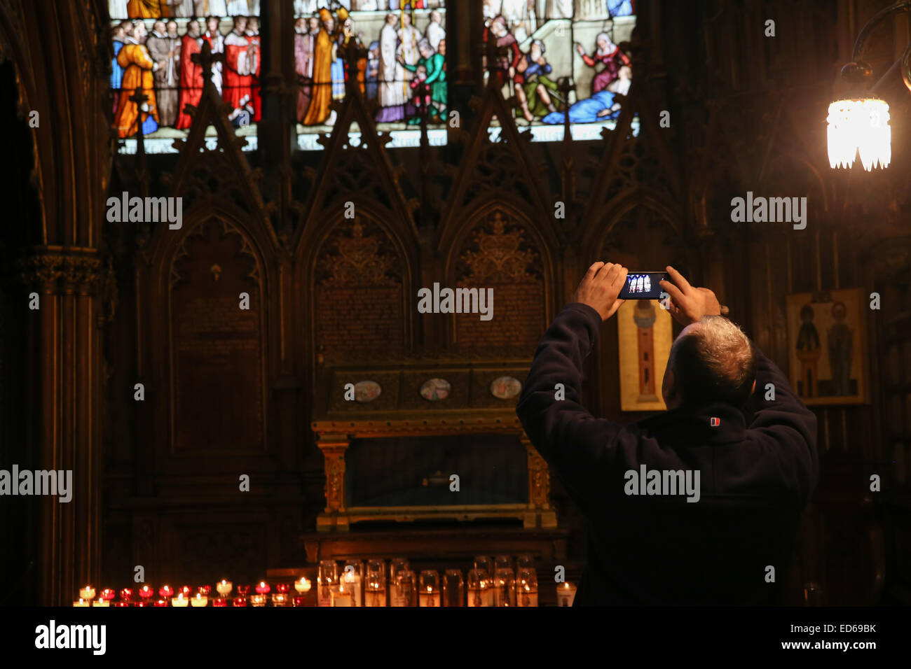 L uomo sta immagine iphone cellulare all'interno della chiesa Foto Stock