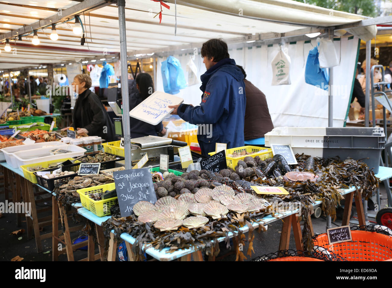 Frutti di mare freschi di Parigi di stallo mercato aperto Bastille Foto Stock