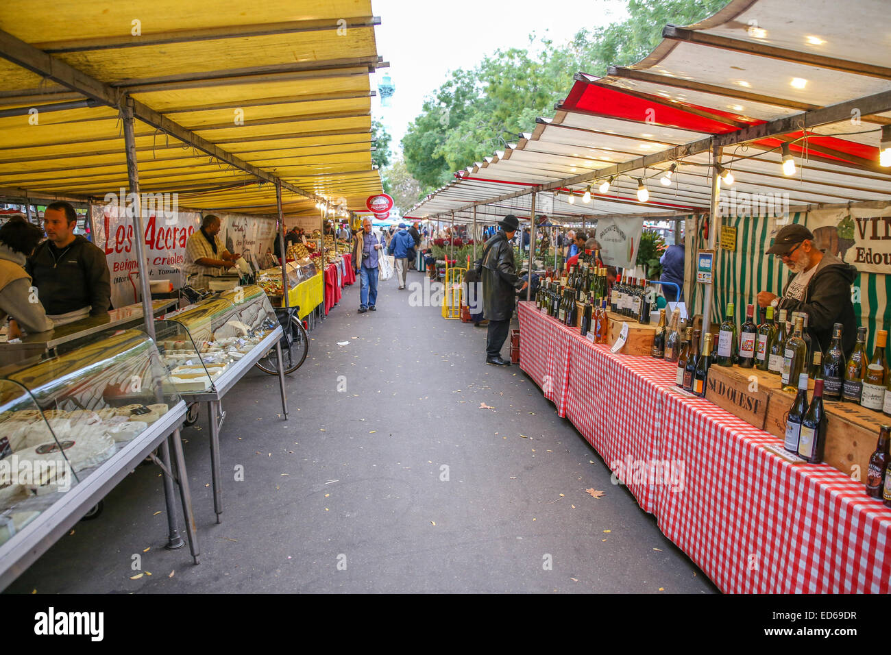 Parigi mercato outdoor bancarelle prodotti alimentari Foto Stock