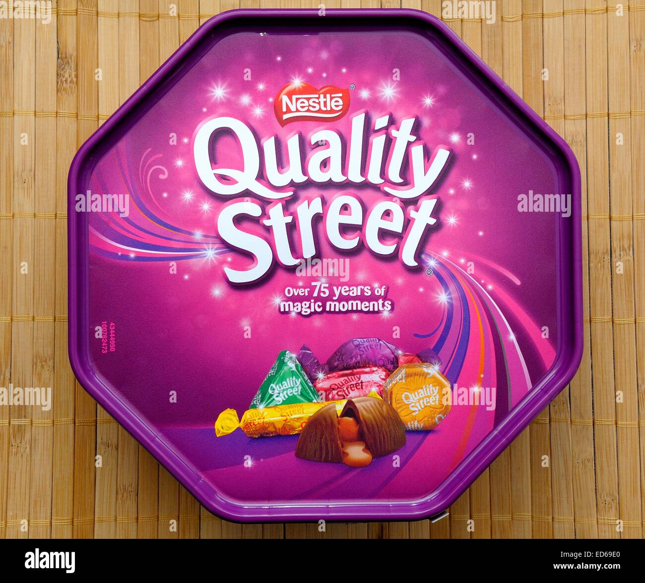 Una vasca di plastica di qualità street dolci assortiti England Regno Unito Foto Stock