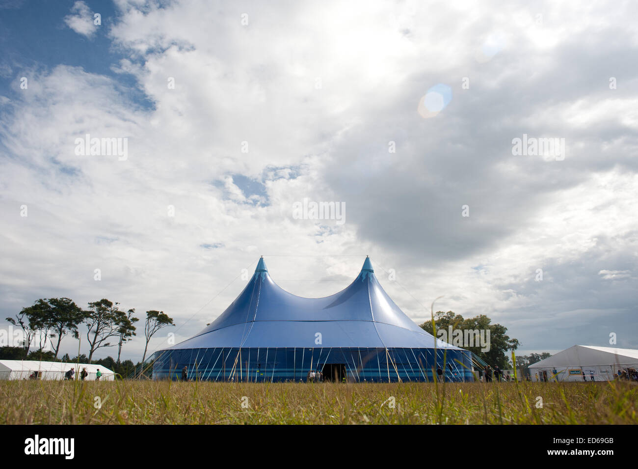 Big top tenda con le nuvole al festival Foto Stock