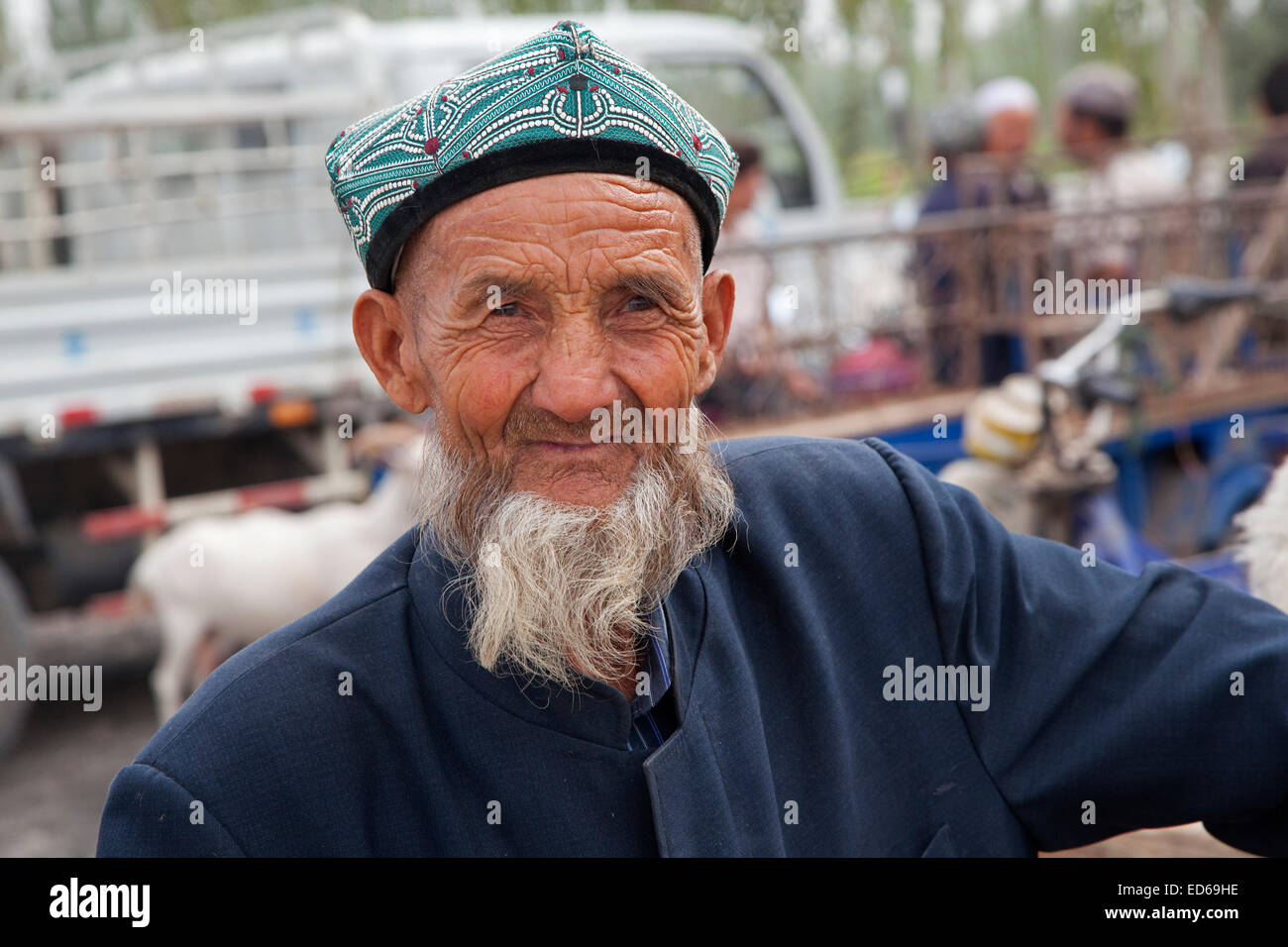 Ritratto di uomo anziano con la barba di Uighur tribù in Kashgar / Kashi indossando un Doppa, provincia dello Xinjiang, Cina Foto Stock