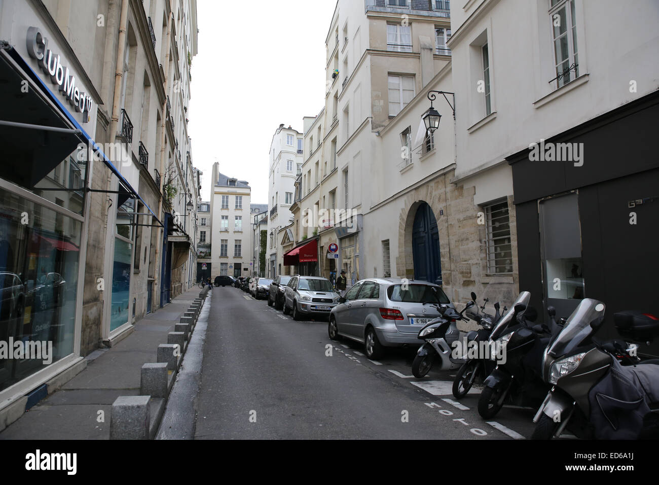 Strada stretta Parigi Foto Stock