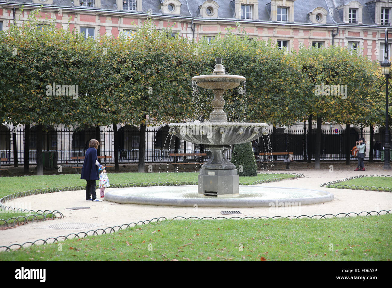 Piazza più antica Parigi Place des Vosges Foto Stock
