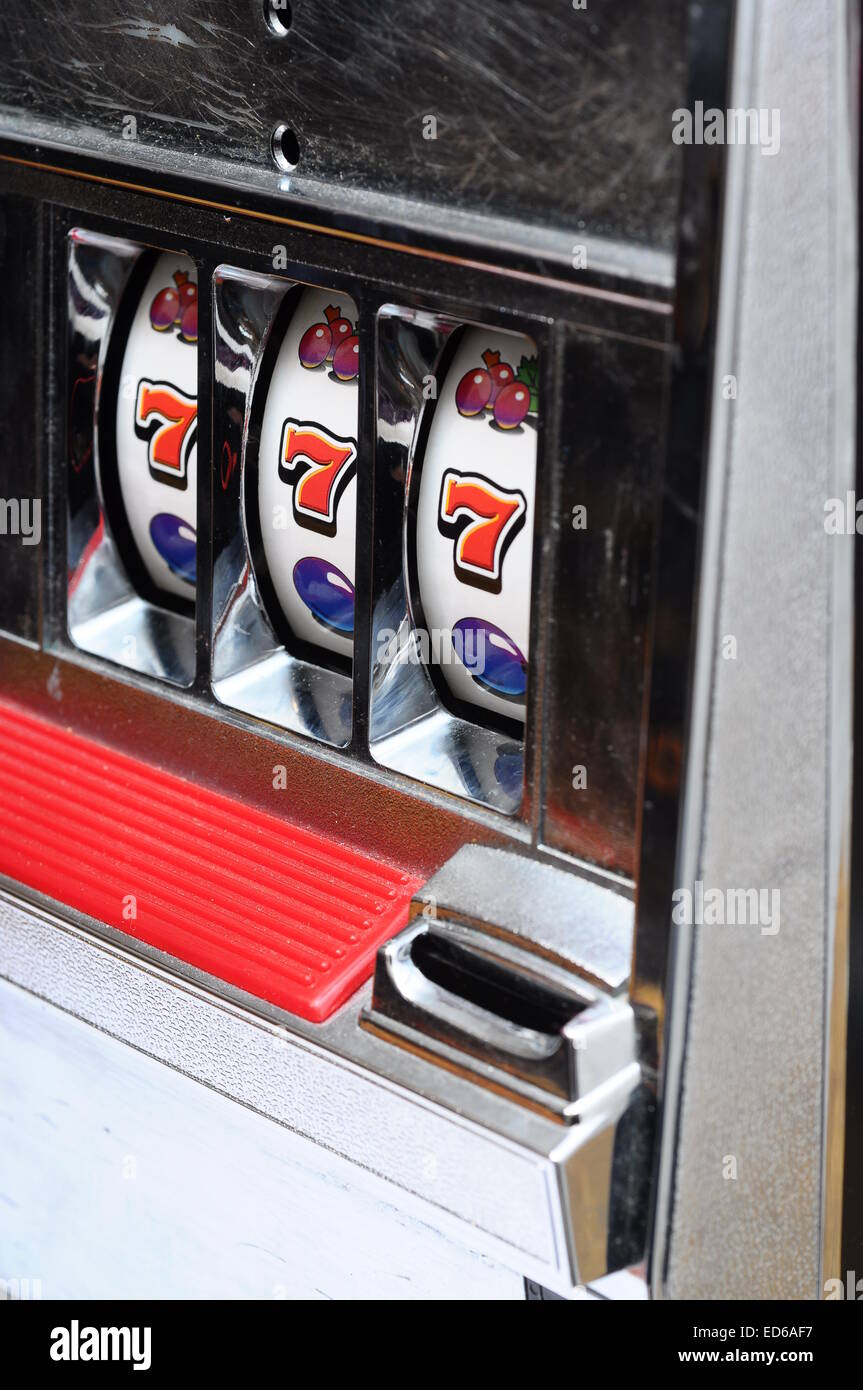 Chiudere fino a tre sette jackpot casino slot machine Foto Stock