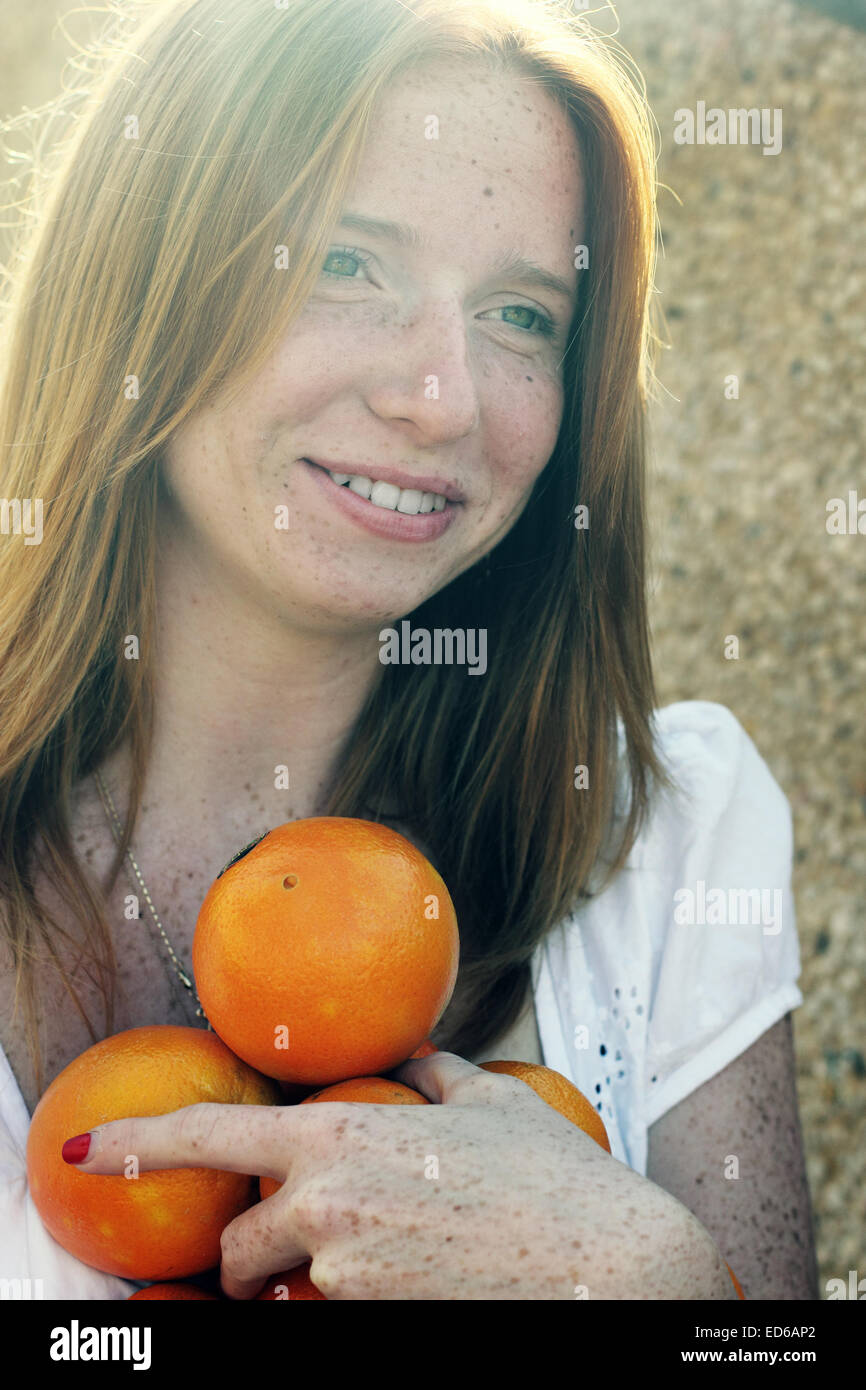 Closeup Ritratto di giovane e bella ragazza redhead Foto Stock
