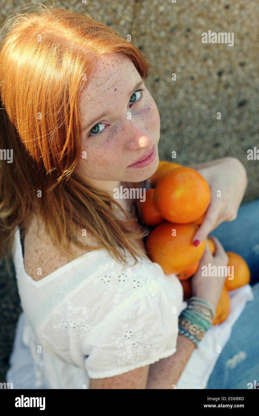 Closeup Ritratto di giovane e bella ragazza redhead Foto Stock